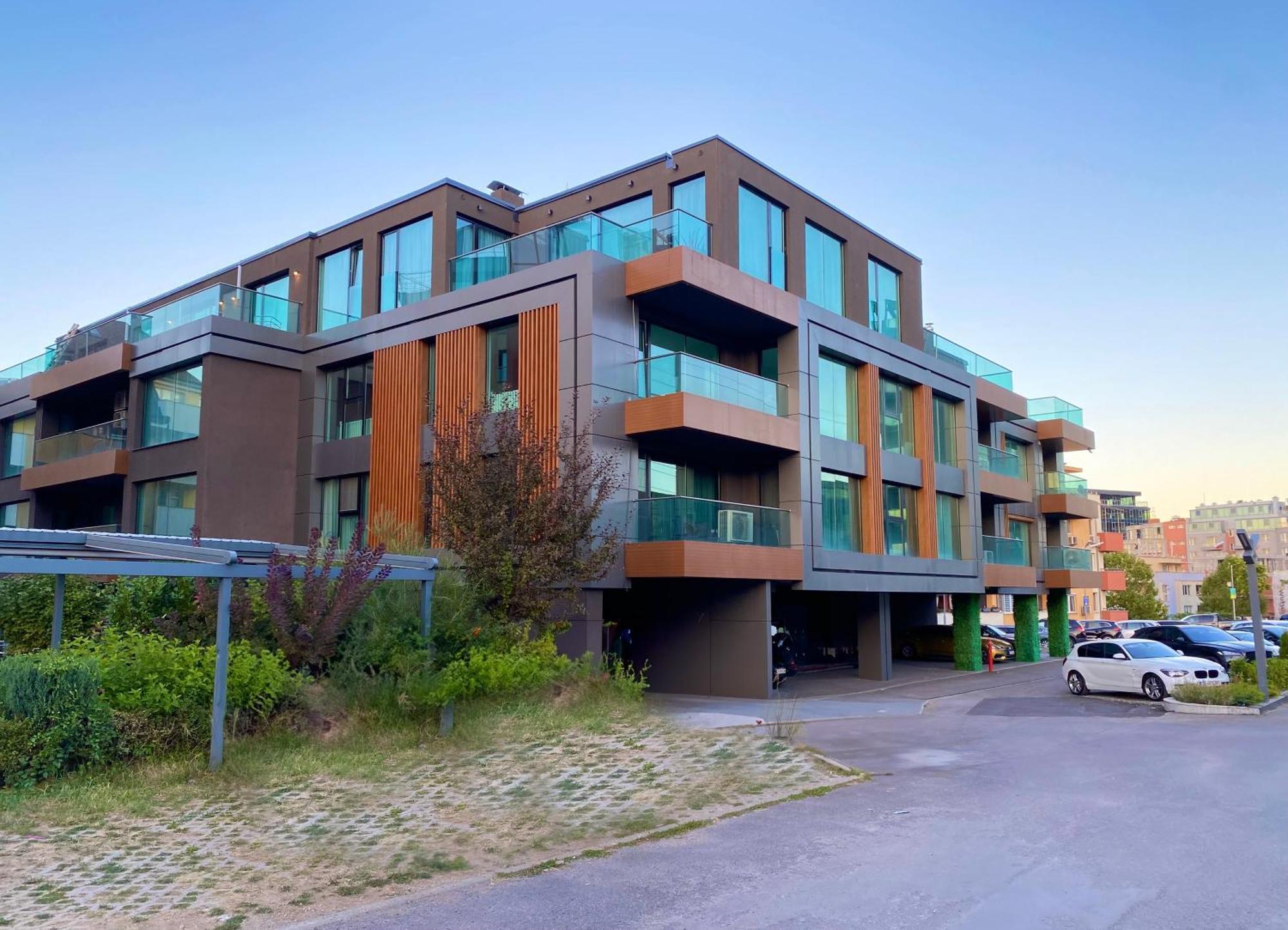 Emirates Lux Apartment And Parking София Екстериор снимка